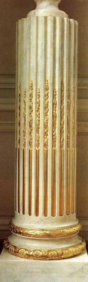 Colonne tronquée en chêne peint en faux marbre et poirier sculpté à la feuille d’or, posée à l’eau avec effets de brubis et de mats. Exécutée en 1977 dans les ateliers de restauration du Château de Versailles, menuiserie et sculpture Gilles Perrault, cette colonne qui fait partie d’une paire a été scrupuleusement reproduite ,selon les inventaires d’époque. Le fût est creux, en chêne dont les ais sont assemblés à pan octogonaux, les tigettes et asperges en poirier ainsi que la base. Le faux marbre comme la dorure sont réalisés sur un enduit à la colle de peau de lapin additionnée de craie