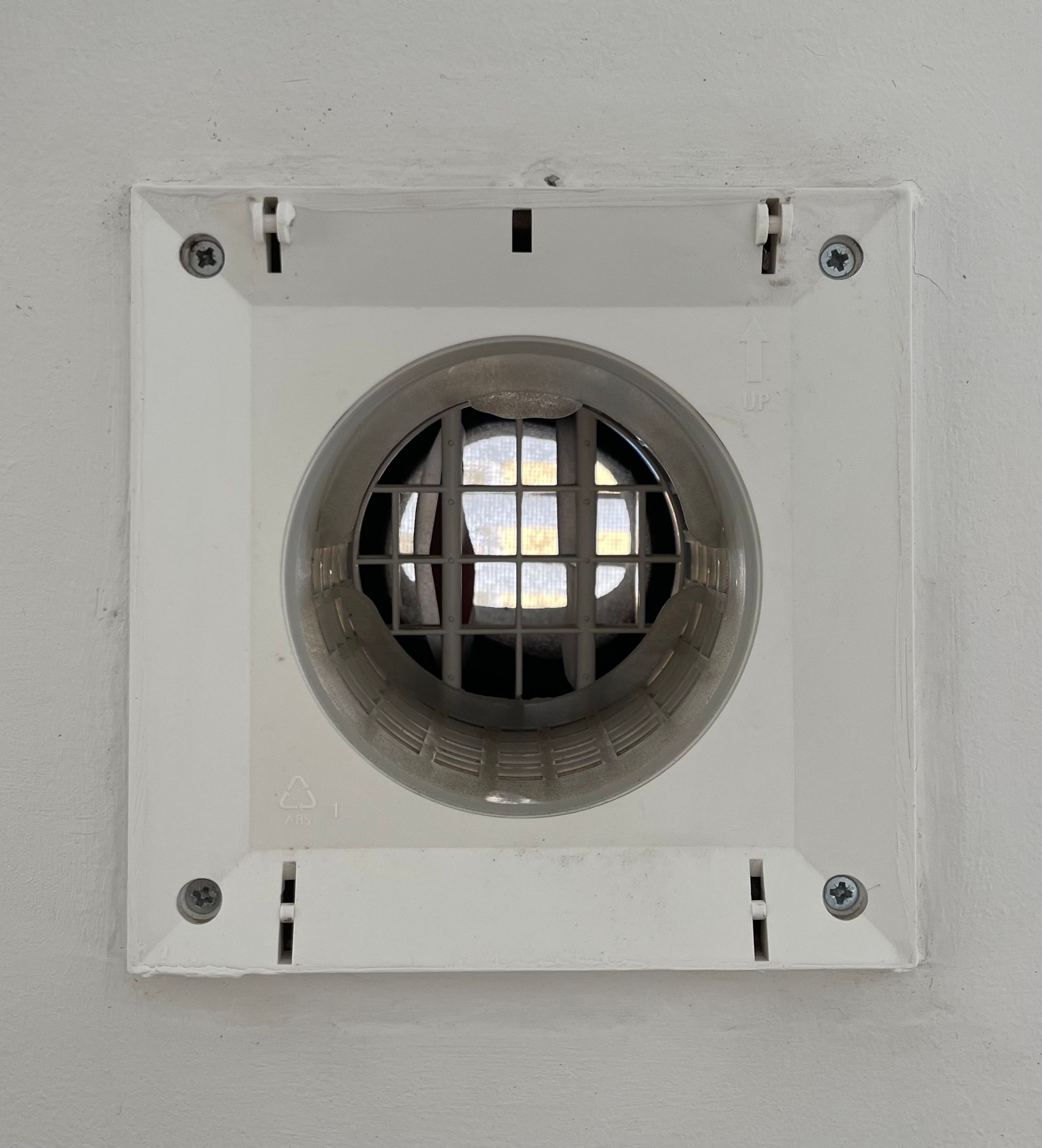 Figur 3 - Bild på tillufts kanal genom yttervägg.